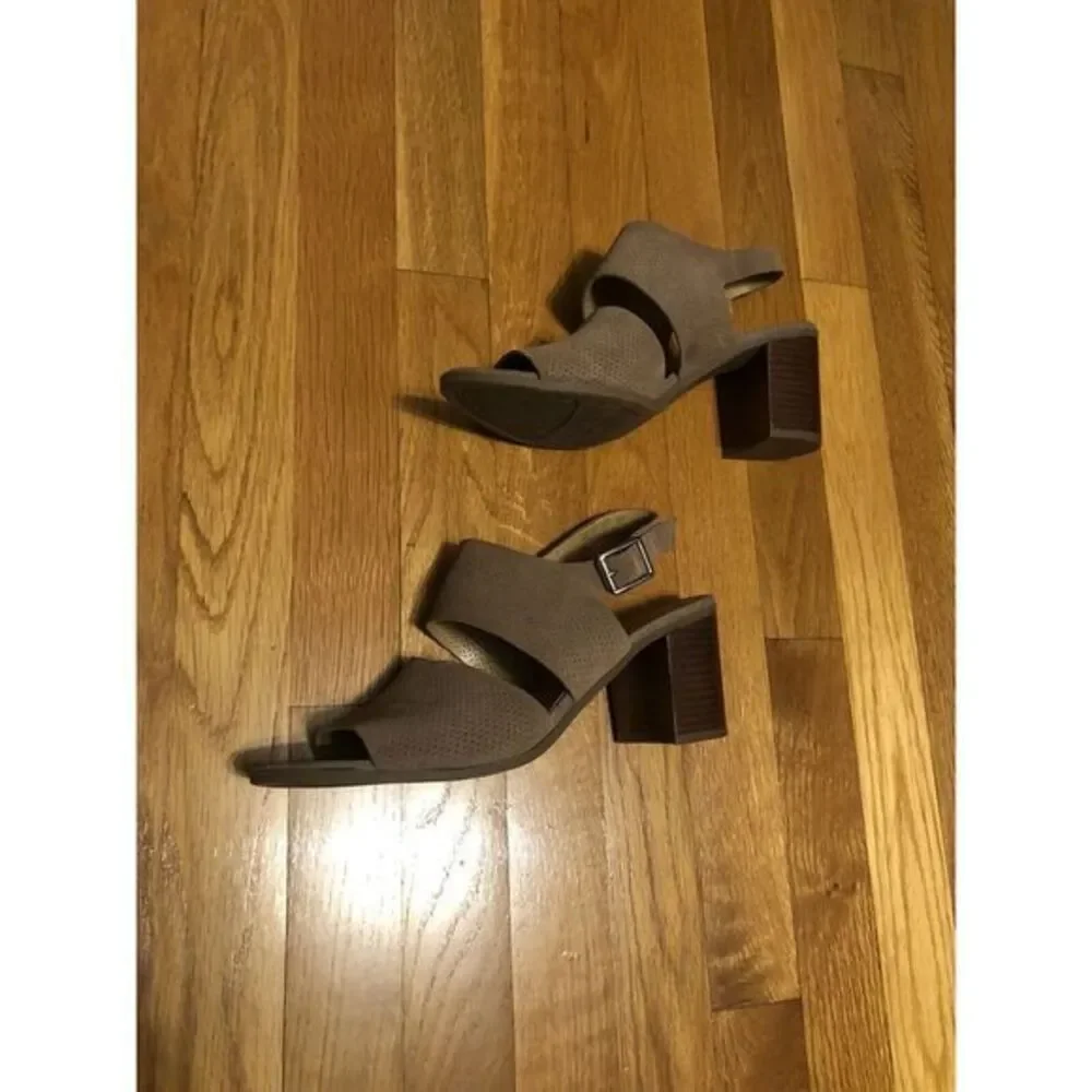 Franco Sarto Hope neutral block heel sandal‎ taupe perforated suede sz 10